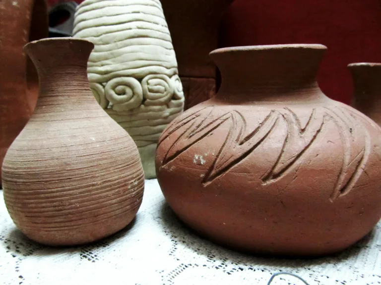 Α group of three vases sitting on top of a table